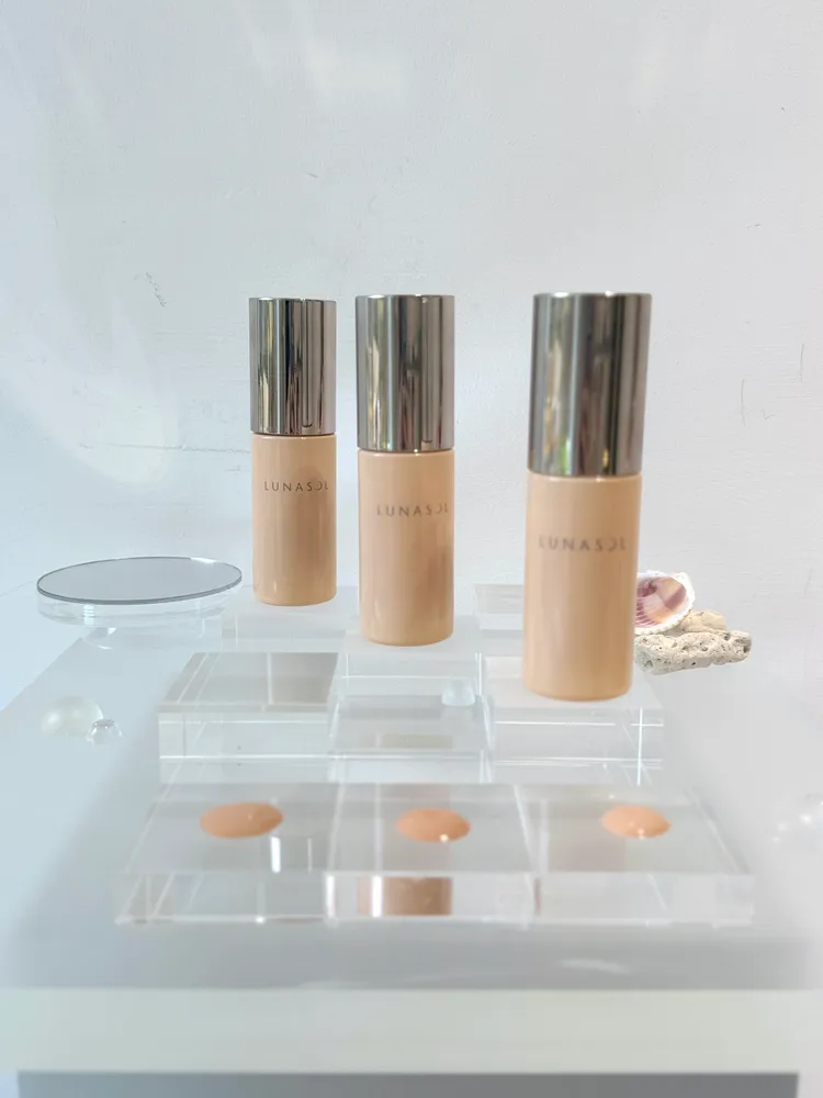 LUNASOL持采柔光粉底，各2500元。張家玲攝