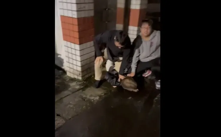 港籍劉男在租屋處外遭壓制逮捕。警方提供