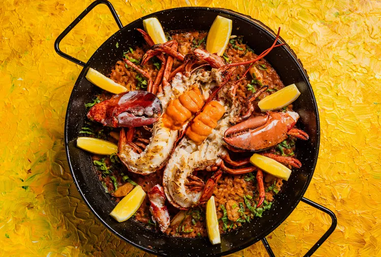 寶艾西餐廳限定推出炭烤龍蝦海膽蟹肉西班牙烤飯。業者提供