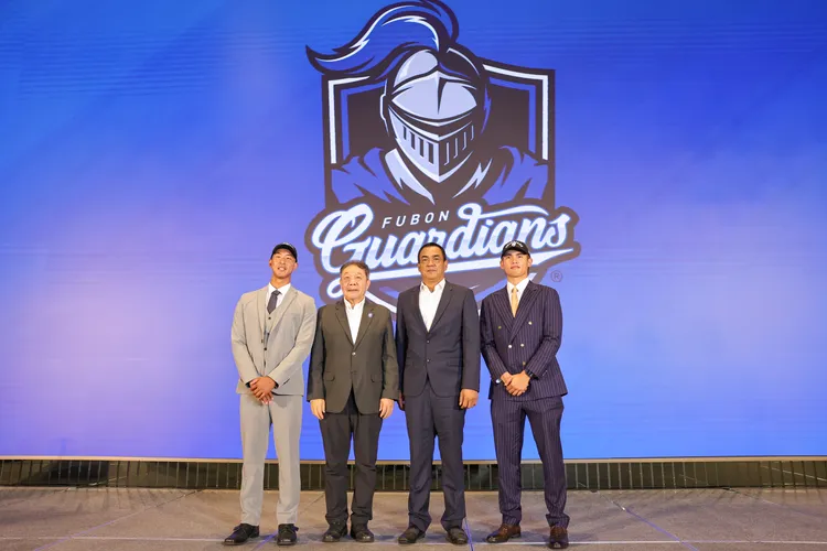 張奕(右一)落腳富邦。  中職提供