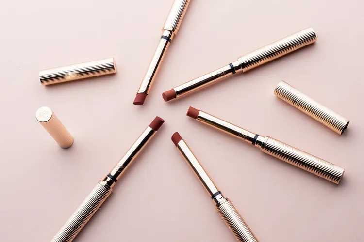 雅詩蘭黛耀眼出色細管唇膏全新輕霧質地，各1550元。品牌提供