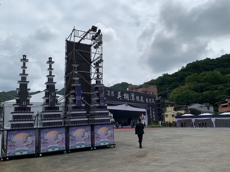 天道盟發起人、太陽會總裁吳桐潭日前病逝，今天下午移靈至基隆六合停車場的靈堂。葉先鵬攝