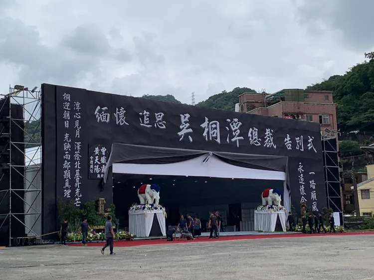 天道盟發起人、太陽會總裁吳桐潭日前病逝，今天下午移靈至基隆六合停車場的靈堂。葉先鵬攝