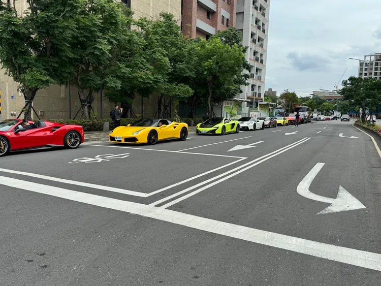 多部要要價近千萬的名貴跑車聚集在板橋殯儀館周遭，要護送天道盟吳桐潭移靈回老家基隆。讀者提供