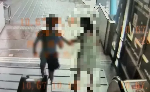 手扶梯偷拍短裙正妹裙底風光　吃癟了！她死抓著色狼不放手等警來