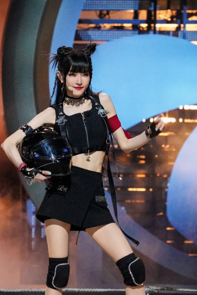 謝金燕為了在《浪姐5》展現最佳舞台，練到傷痕累累。翻攝《乘風2024》微博