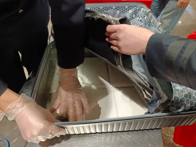 警方查獲毒品。航警局提供