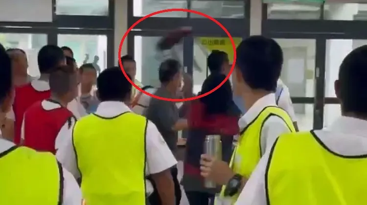 消訓中心替代役男打架，有人拿椅子砸向對方。翻攝「爆料公社」