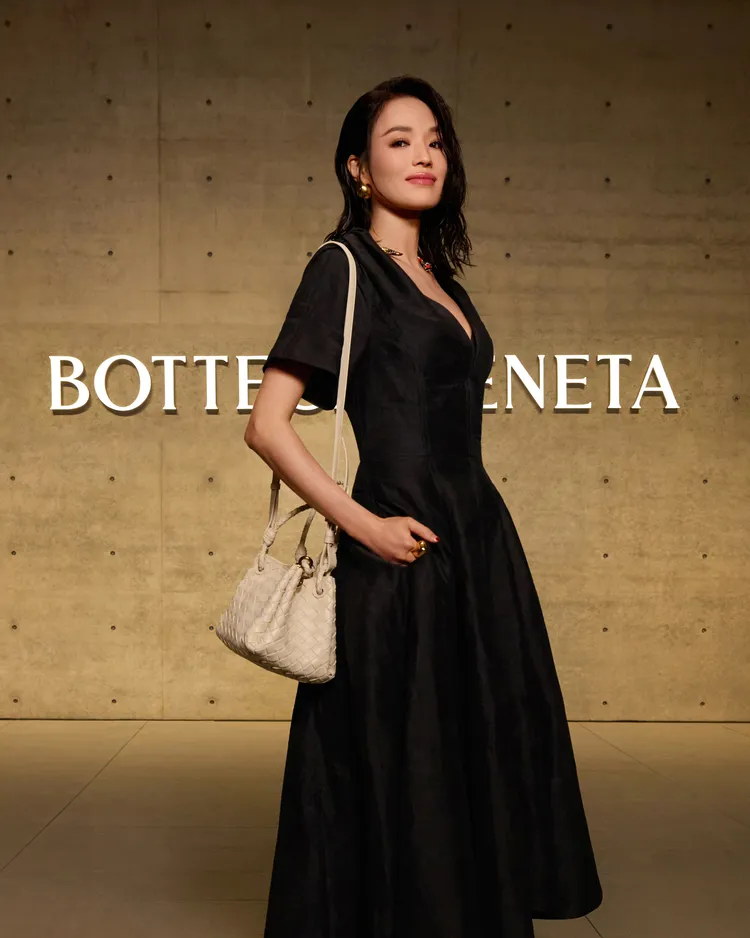 舒淇搶先背上BOTTEGA VENETA Parachute包款。品牌提供