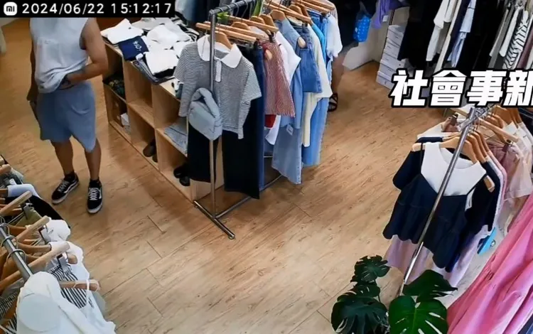 白衣男站在風扇出風口拉起衣服吹涼風，女店員聞到異味請他移動位置。翻攝社會事新聞影音