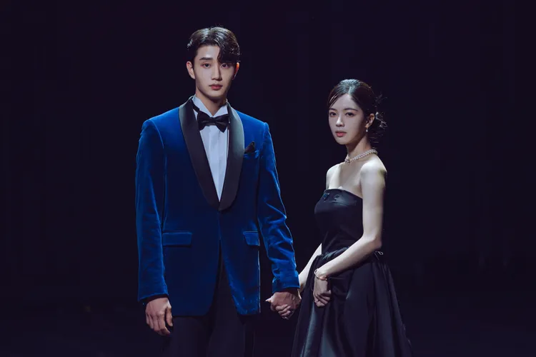 金載原（左）、盧正義劇中飾演校園班對。Netflix提供