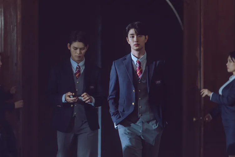 金載原覺得朝信高中的制服走英國紳士風格。Netflix提供