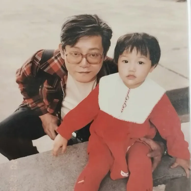 Ashly印象中，父親是個很溫柔的人。翻攝《@ashlychan0113》IG