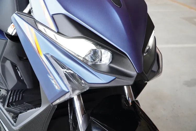 KYMCO RTS 135透過前面板與車側線條，展現強大的速度魄力，搭配具備穩定高速風壓的夾層式擾流板。林浩昇攝