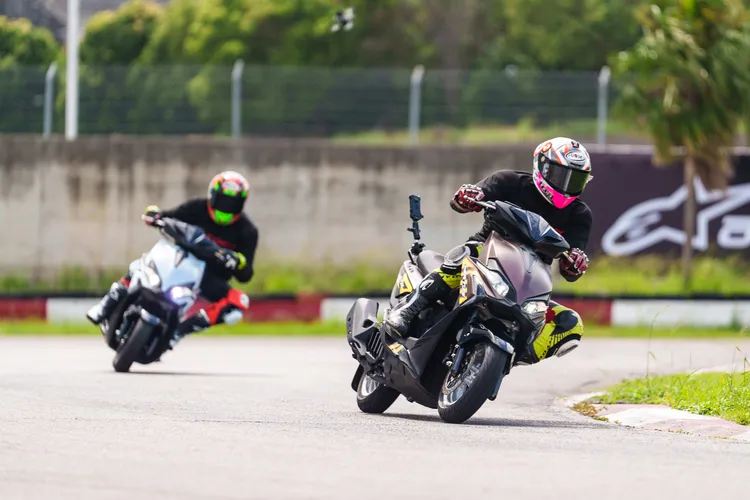 RTS 135擁有同級最大45.6度車身傾角，可抑制加速延遲的同軸下懸吊設計，實現僅1,290mm的短軸距優勢。業者提供