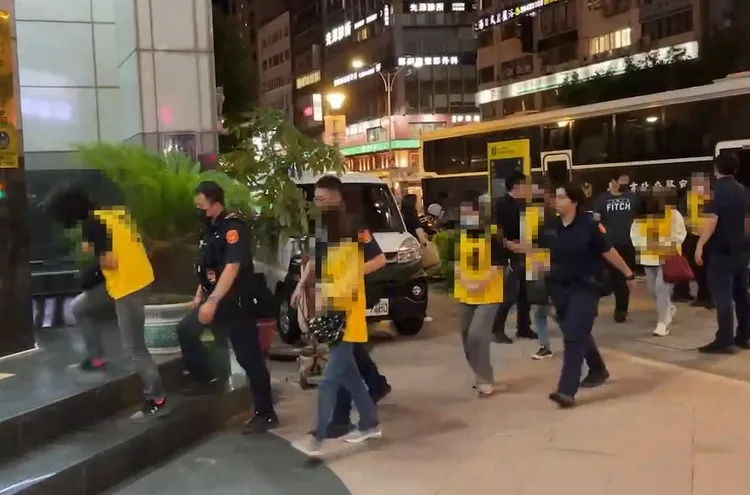 工作人員被帶回。警方提供