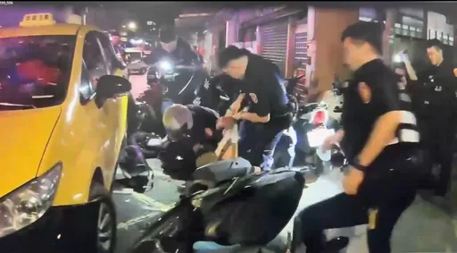 小黃司機「這原因」拒檢市區狂竄 三字經辱警!慘遭辣椒水制伏