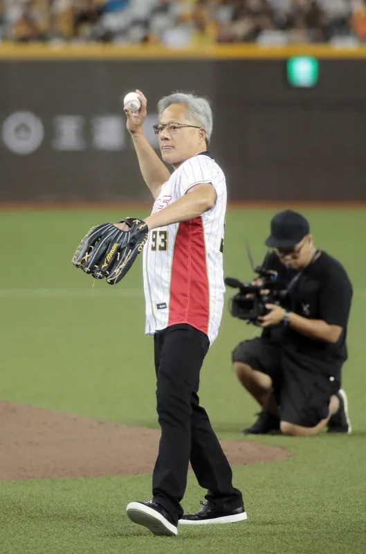 黃仁勳今晚開球。 中央社