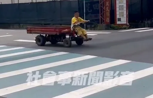 在地人的娃娃車?台中新社10歲童開農用車上路 網驚呼:弟弟看路啊!
