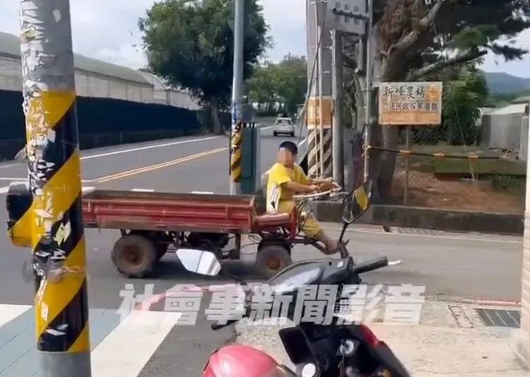 小弟弟駕駛農用車過馬路，眼睛還一直看著後方。翻攝「社會事新聞影音」