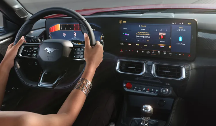 以駕駛導向為中心的設計理念，由12.4吋全彩液晶智慧多功能數位儀錶板，以及13.2吋全彩LCD觸控螢幕組成一體式鎂框曲面大螢幕。業者提供