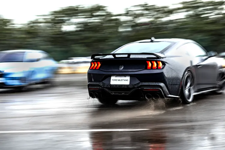 Ford傾注心血打造的全新性能逸品Ford Mustang Dark Horse Premium，搭載強勁的5.0升V8自然進氣引擎並進行特殊調校，最大馬力可達454ps。業者提供