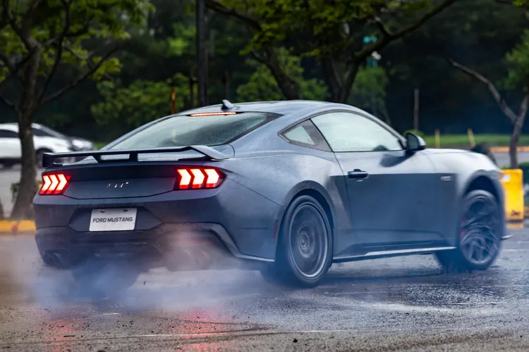 Ford第七代Mustang外型進一步透過全新設計的LED頭燈組、三道式水平式日行燈、三道格柵式尾燈、雙邊雙出排氣尾管等部件，堆疊出純粹的美式跑車跑格。業者提供