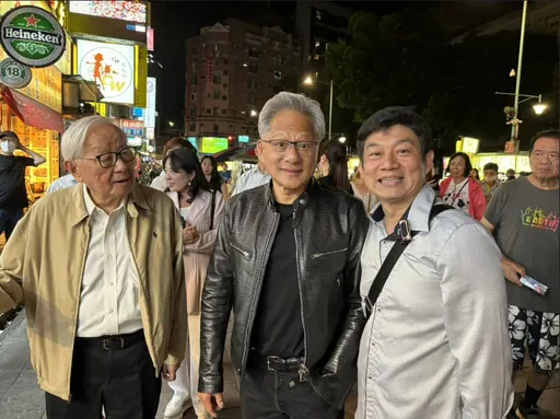 狠酸黃仁勳逛夜市「瞧不起台灣人」 他遭炎上刪文!再發千字滅火