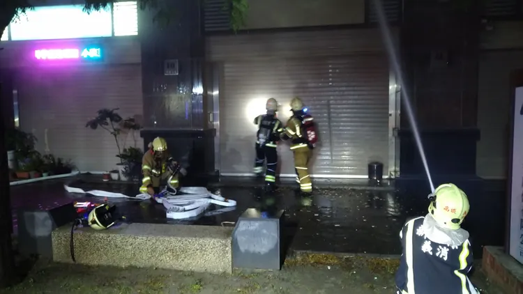 消防人員滅火。新竹縣消防局提供