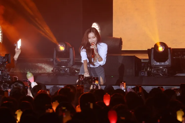 華莎從觀眾席後方登場，坐女粉絲大腿，又讓女粉絲親臉頰，福利大放送。攝影中心攝