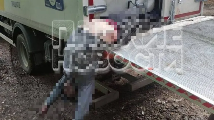 貨車司機陳屍在電動尾門上。翻攝自《YA62.RU》