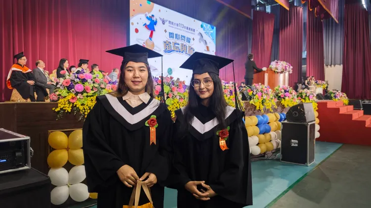 烏茲別克交換生Katdee(左)跟Marjona上台接受撥穗。開南大學提供