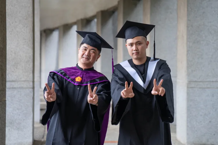 法律系碩士在職專班蔡宗律，與法律系兒子蔡承鈞一起畢業。開南大學提供