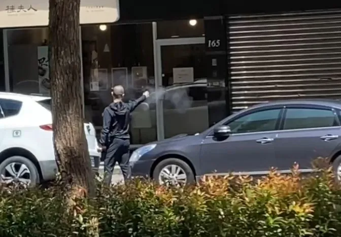 槍手光天化日下對著鐵門連開數槍，一旁還是幼兒園。