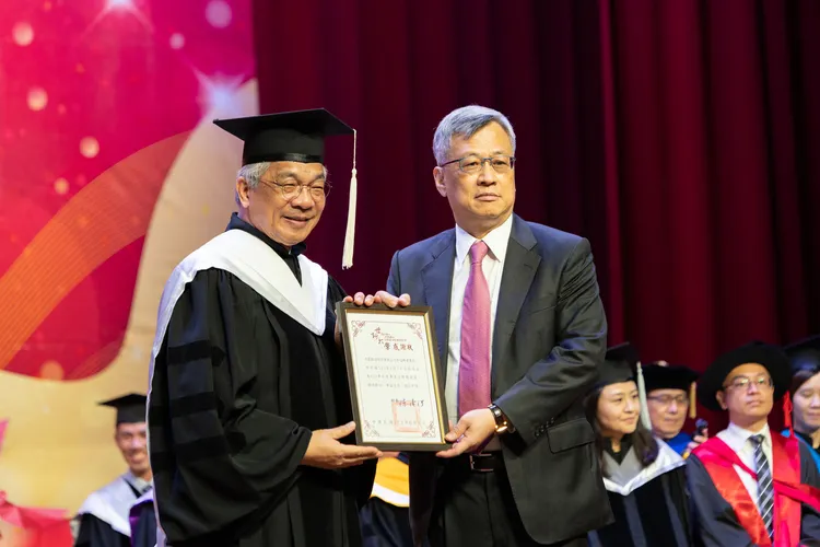 世新大學畢業典禮邀請中嘉集團董事長郭冠群演講（右），圖左為世新大學校長陳清河。世新大學提供