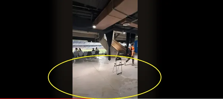 有網友拍攝下大巨蛋室內漏水狀況。翻攝自批踢踢