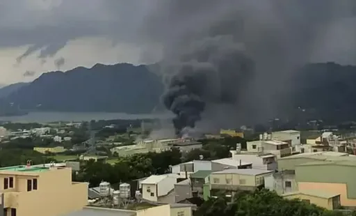 桃園大溪工廠大火竄漫天黑煙 數公里外國道上肉眼可見