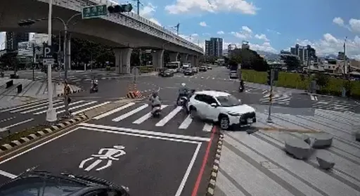 台中男「倒車繞2圈」連撞4機車　驚悚影片曝光！網看傻：趕盡殺絕