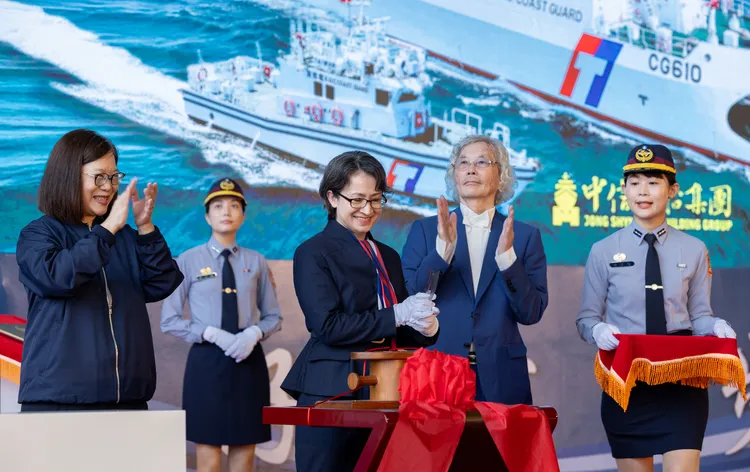 蕭美琴副總統為「長濱艦」（CG611）頌命名詞及進行下水擲瓶儀式。總統府提供