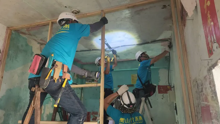 志工打造室內隔間。衡山基金會提供