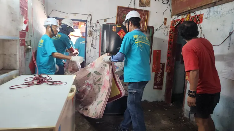 志工清出雜物，進行大改造。衡山基金會提供