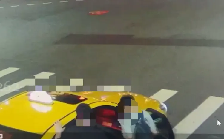 康男被帶上計程車。警方提供