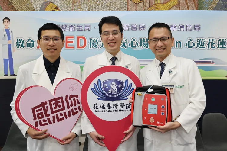 在球場神救援的花蓮慈院血液腫瘤科醫師朱崧肇(右)、急診部醫師魏瑋廷(左)、兒童心臟科醫師秦家翊(中)現身說明CPR及AED的重要性。花蓮慈濟醫院提供