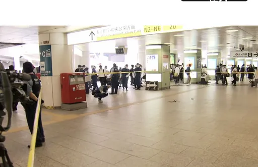 「手上還沾著血」新宿女遊民抓狂襲警！刺傷人後呆站原地