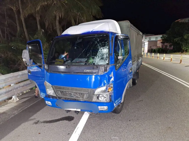 撞擊路人的小貨車。警方提供