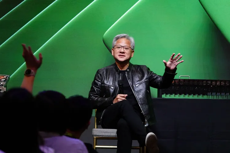 黃仁勳親切的一一回應媒體提問。莊宗達攝影。