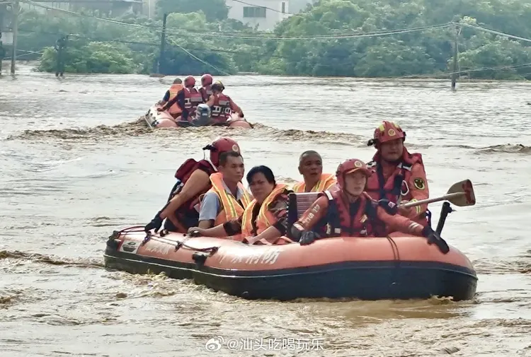 中國梅州暴雨洪水成災，道路變成汪洋。翻攝自微博