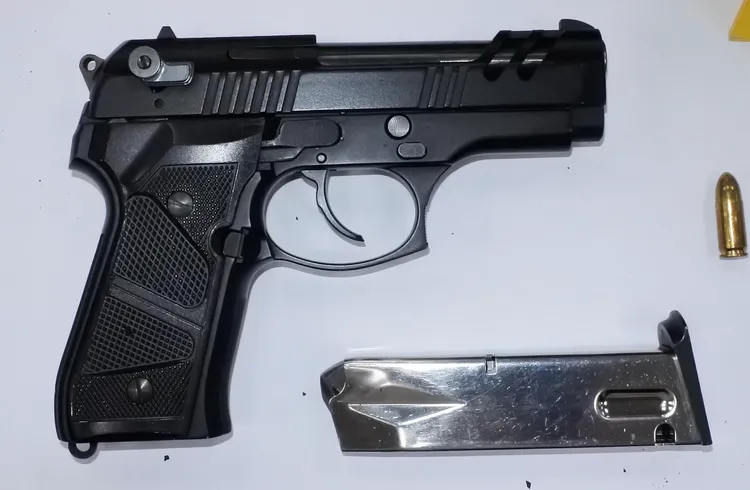 警方循線逮人，起出1槍1彈。讀者提供