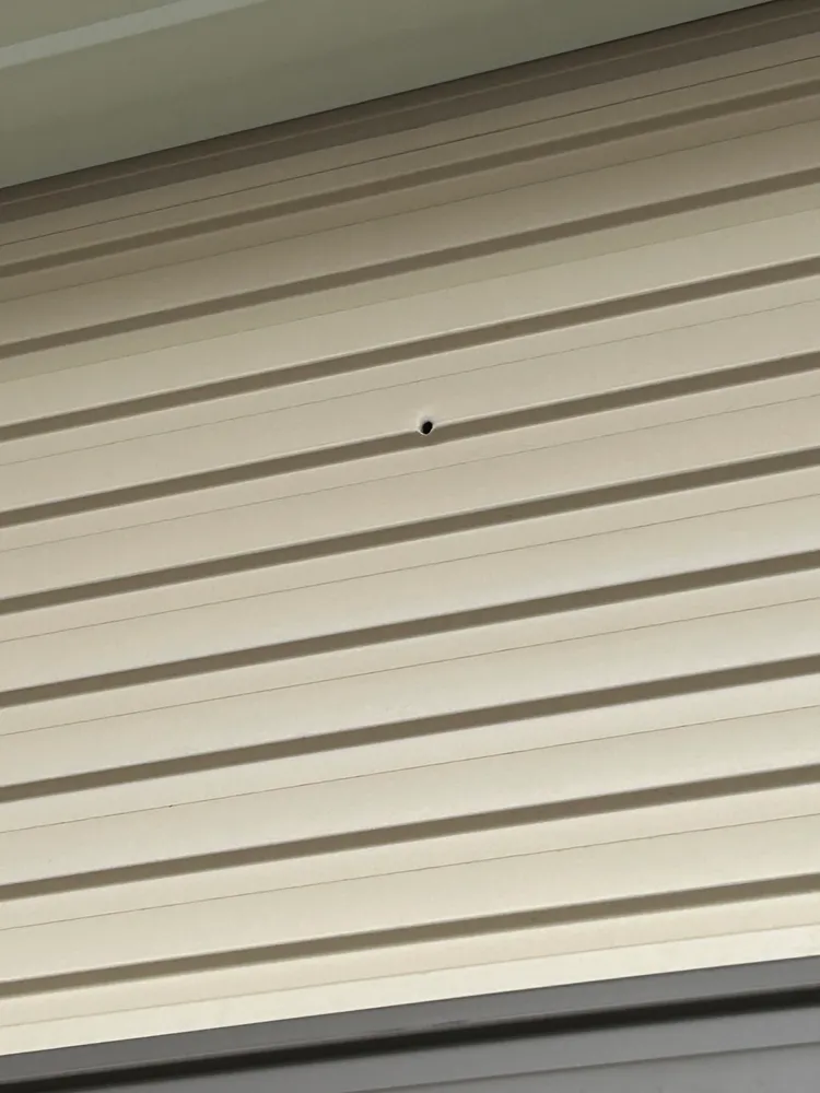 鐵捲門遭子彈穿透。讀者提供