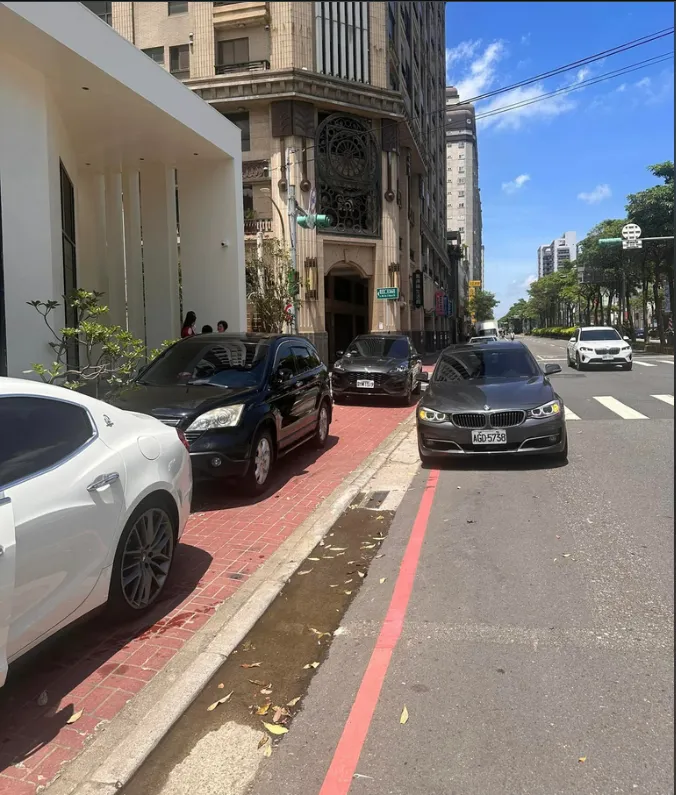 後方也有兩三台違停在人行道。Reddit